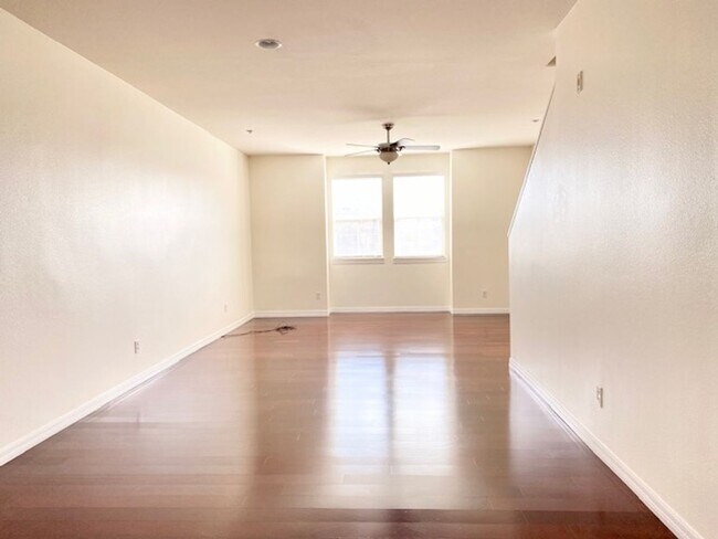 Building Photo - 3 Bedroom Townhome in Serene Santee