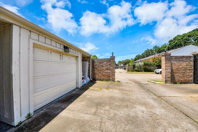 Building Photo - 6334 Chevy Chase Dr