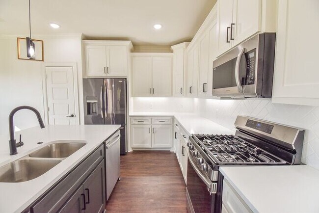 Building Photo - Tour Today! Stunning 4 Bedroom 2 Bath in W...