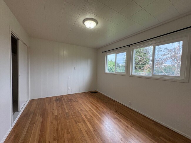 Building Photo - 3 Bed One Bath House