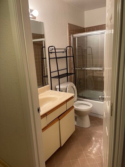 bath hall - 1120 Judah St