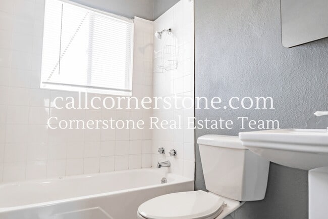 Building Photo - 940 S Arcadia St