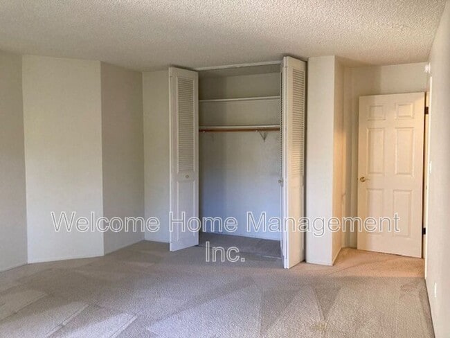 Building Photo - 1305 Boulevard Way