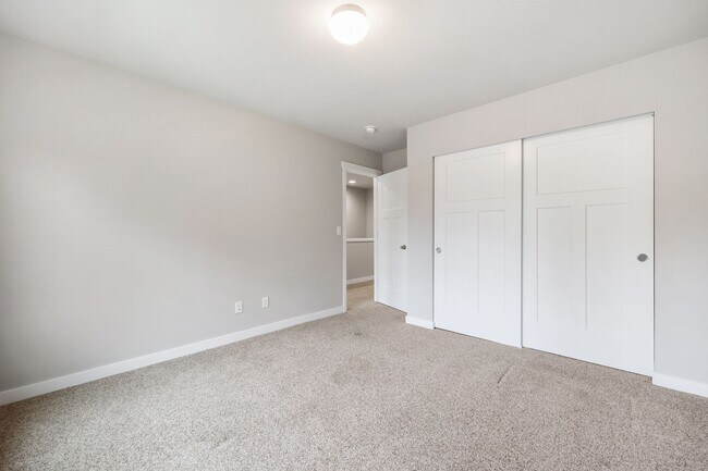 Building Photo - Community beach access! 4 bedrooms 2.5 baths.