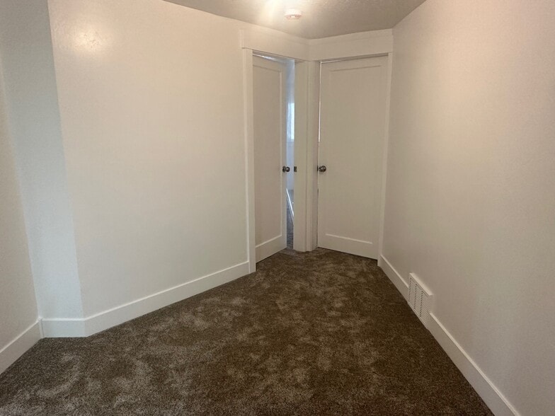 Building Photo - 479 W Center St