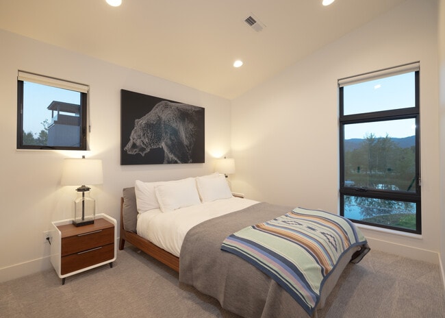 Guest Bedroom - Queen - 425 Mail Cabin Dr