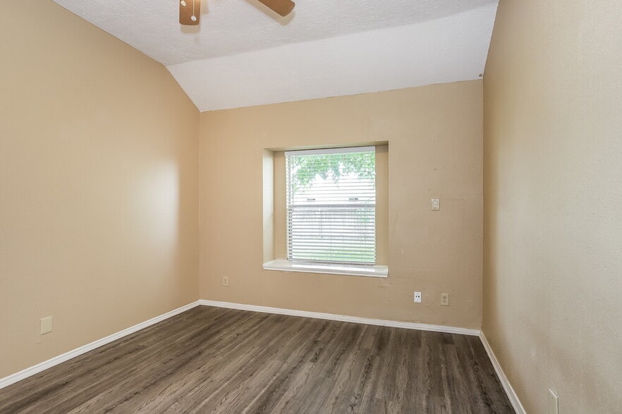 Building Photo - 6042 Beaconridge Dr