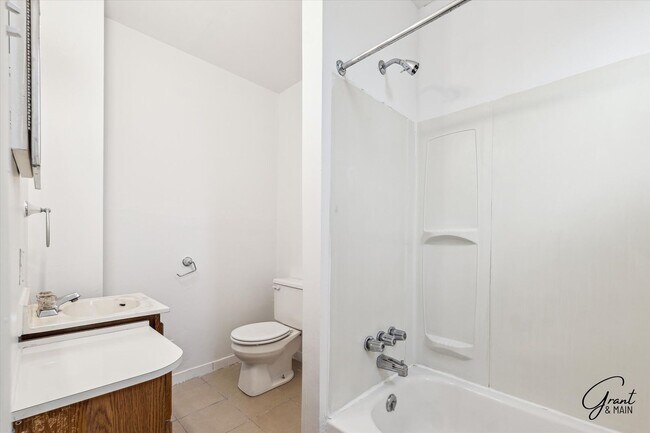 Building Photo - 2615 Emmons Ave