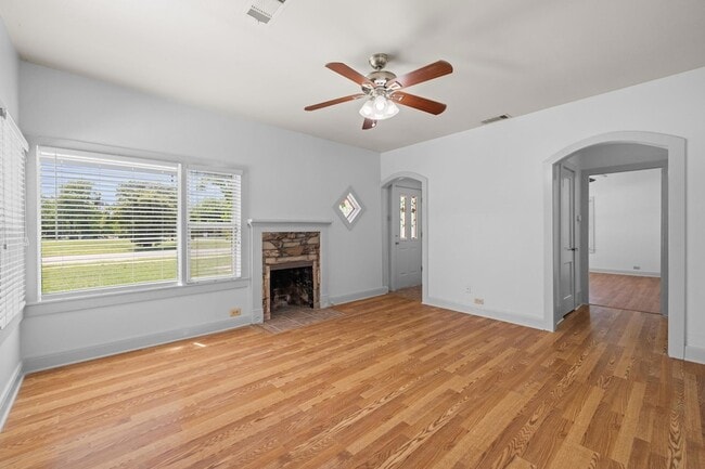 Building Photo - 701 1/2 S Walnut Street Unit
