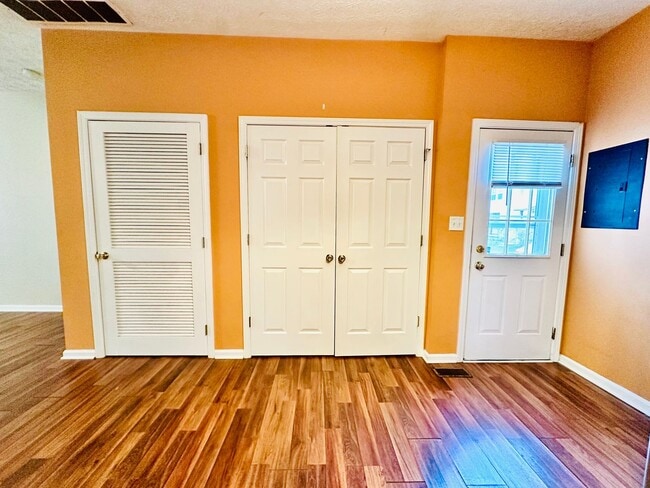 Building Photo - Updated 2 story townhome in Park Duvalle- ...