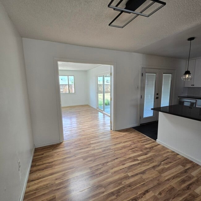 Building Photo - 3401 Sierra Dr NE