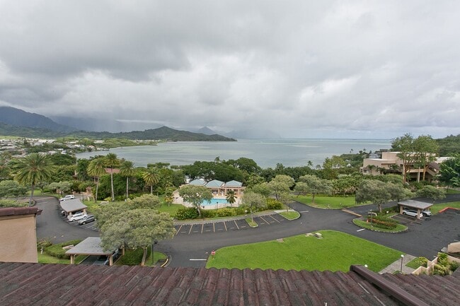 Building Photo - Three Bedroom Penthouse Townhome with beau...