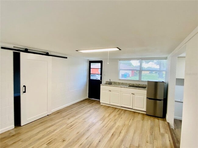 Building Photo - 2400 Lake Sunset Dr