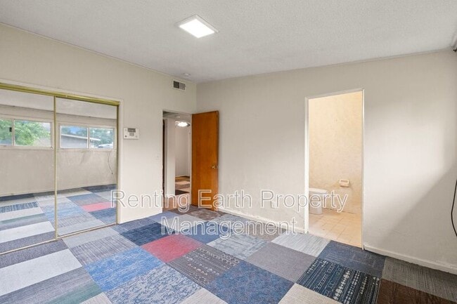 Building Photo - 6452 Evergreen Blvd