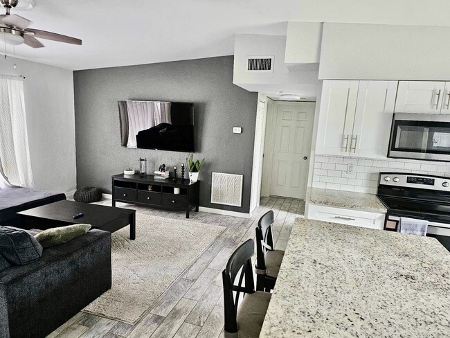 Building Photo - 1434 Overlea St