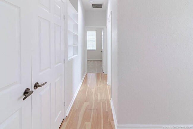 Building Photo - 356 SE Bloxham Way