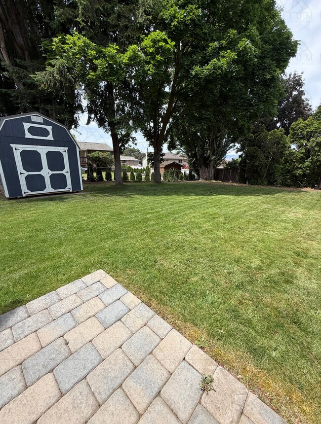 Building Photo - Renovated 3 bed 2 bath!