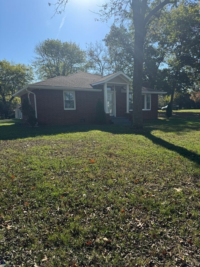 Building Photo - 3 Bed / 2 bath on 1.2 ACRES - 3 car garage...