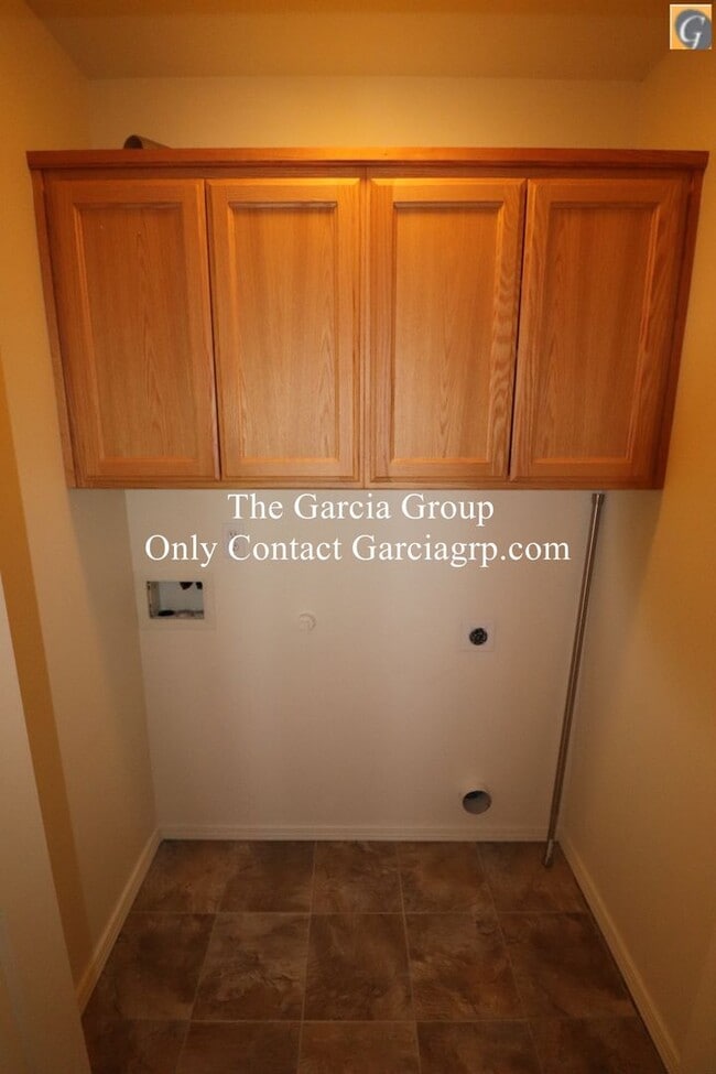 Building Photo - Great 4 bedroom 2.5 bathroom Single Family...