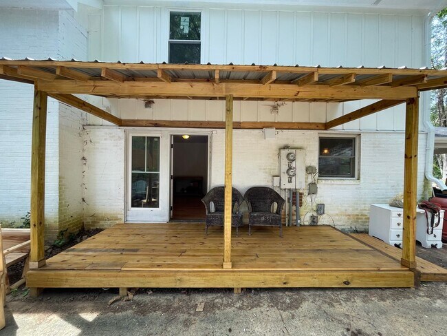 Building Photo - Big and Beautiful House with attached 1br ...