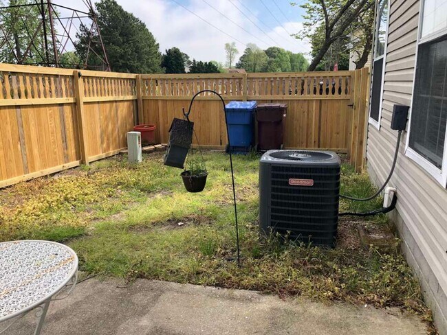 Building Photo - VERY NICE END UNIT TOWNHOME