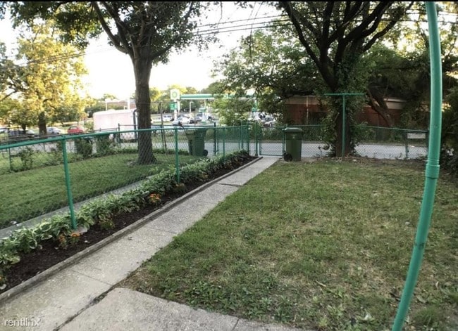 Building Photo - 3 br, 1.5 bath Townhome - 4522 Marble Hall Rd