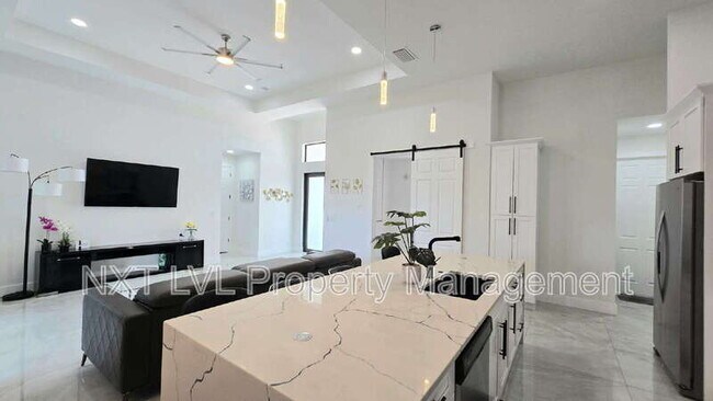 Building Photo - 220 NE 8th Pl