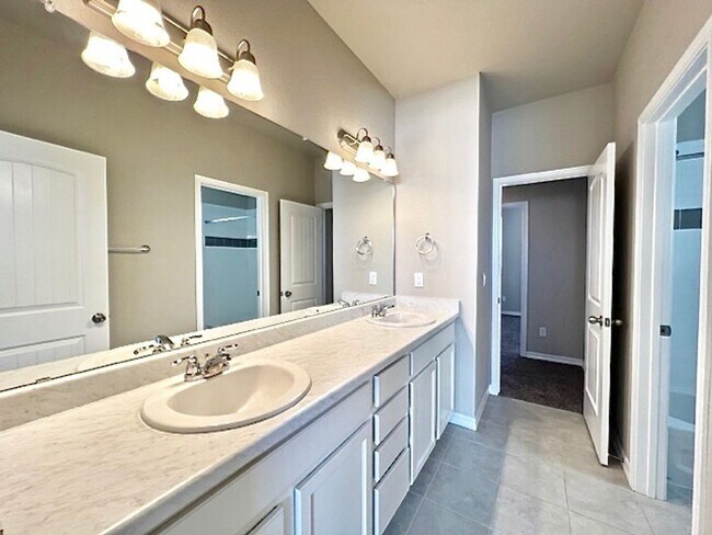 Building Photo - 5 Bedroom Home Close to Downtown Monument!!