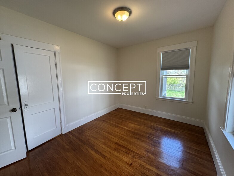 Building Photo - 158 Willow St