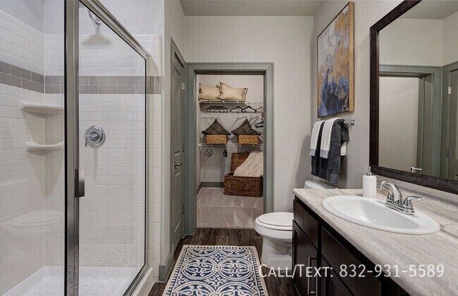 Building Photo - 1 Month Free on a Gorgeous 2/2!