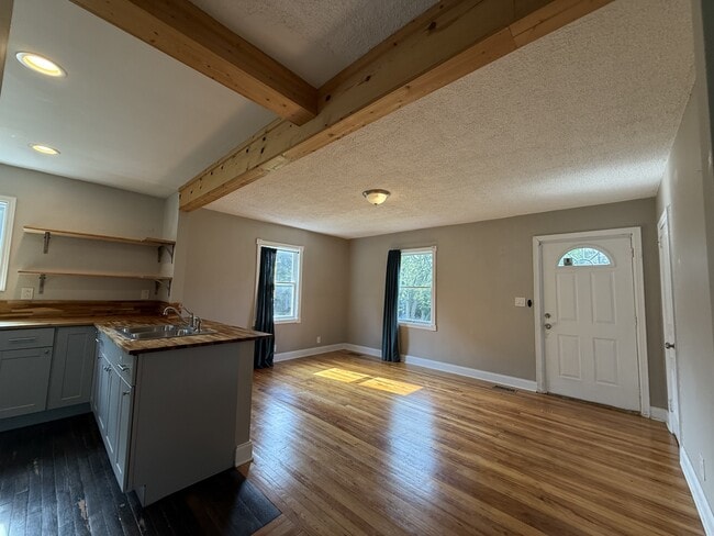 Building Photo - 2336 Boxwood Ln NE