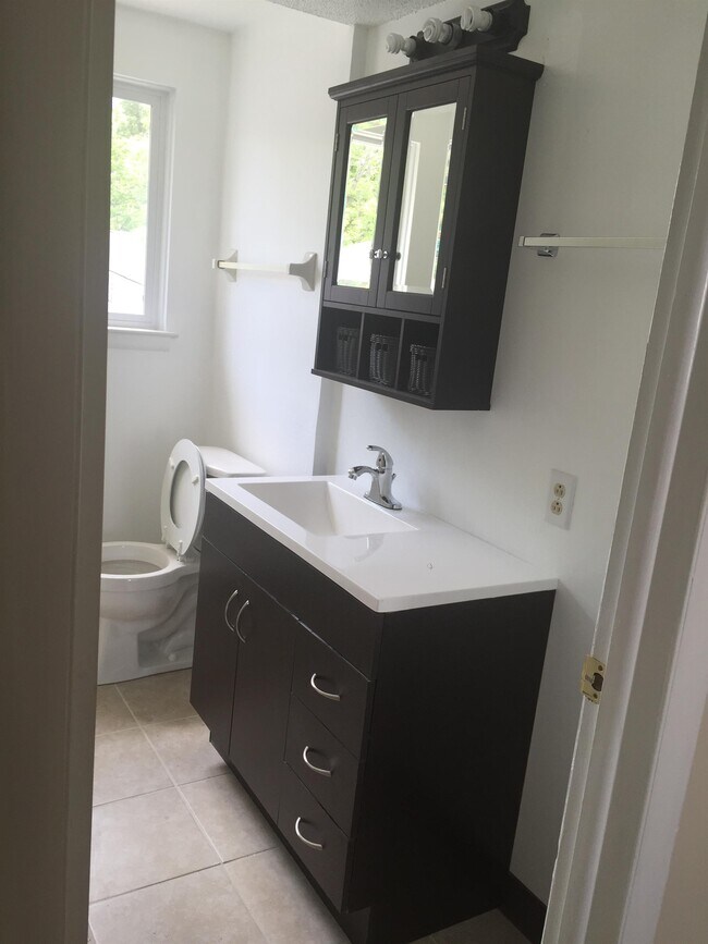 Building Photo - 4976 Labelle Dr