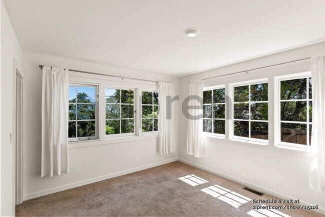 Building Photo - 632 Acacia Ln