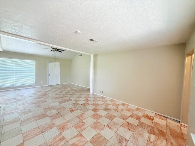 Building Photo - 6910 Pella Dr