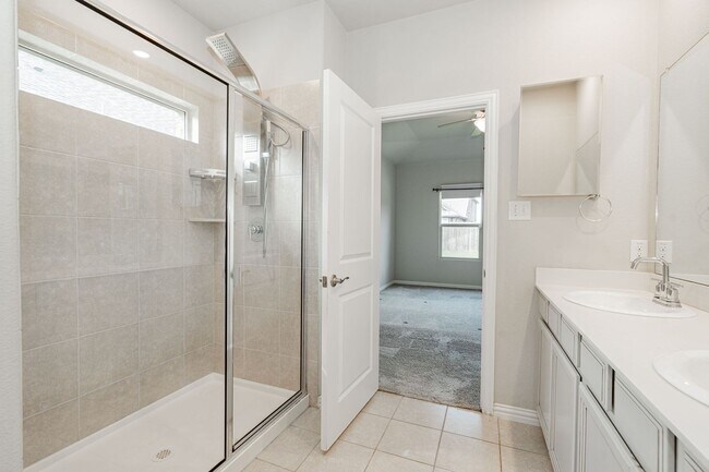 Building Photo - Stunning 3-bedroom, 2.5-bathroom with office.