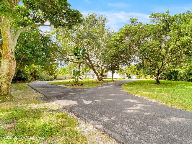 Building Photo - 165 Crispin St