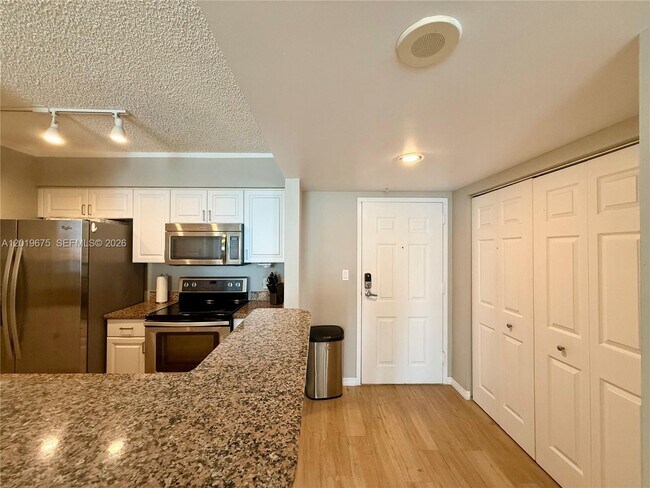 Building Photo - 1155 Brickell Bay Dr