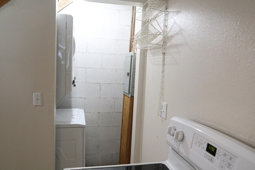 Building Photo - 228 3rd St