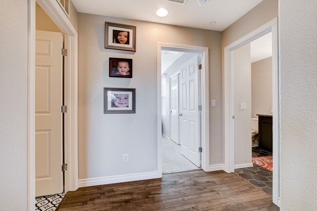 Building Photo - Stunning 3 Bed Home with Loft, Den & Upgraded Kitchen