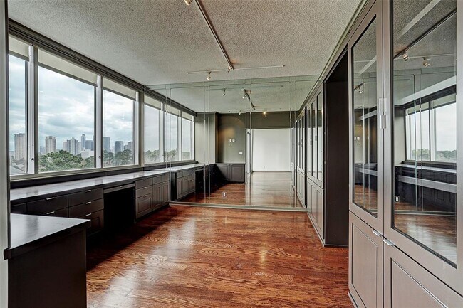 Building Photo - 121 N Post Oak Rd
