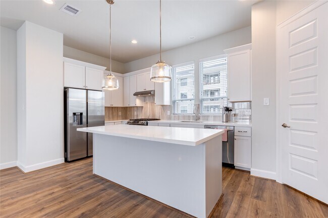 Building Photo - 2802 Grand Fountains Dr