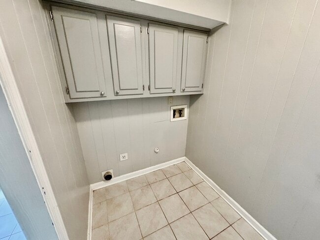 Building Photo - 5595 Briarwood Dr
