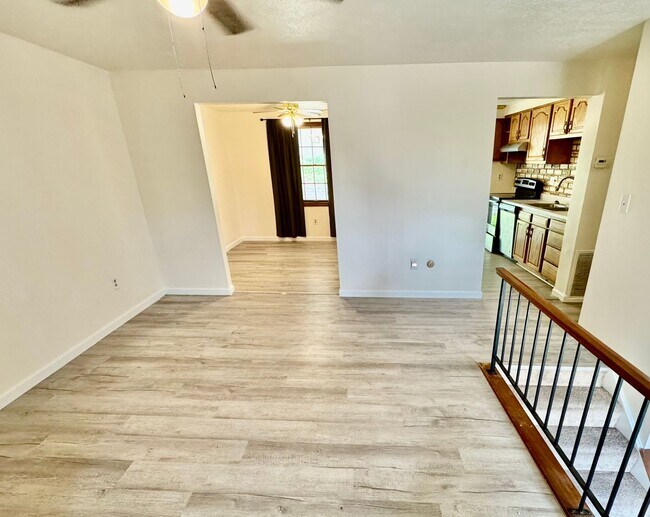 Building Photo - Spacious Split Level 3/1.5 House in Baldwi...