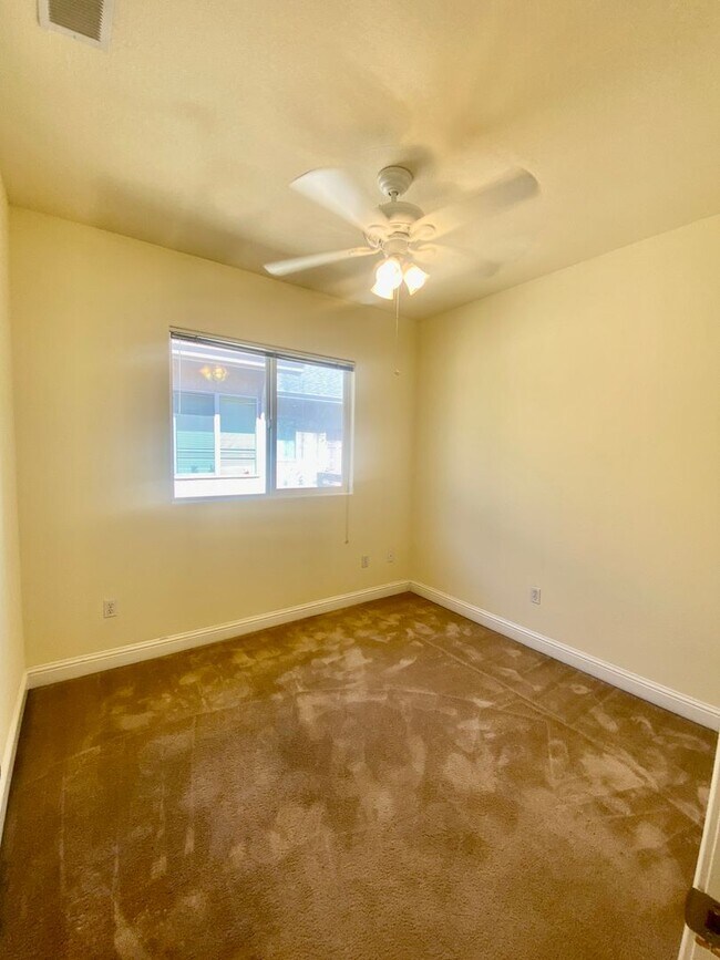 Building Photo - West Davis 5 Bedroom Home