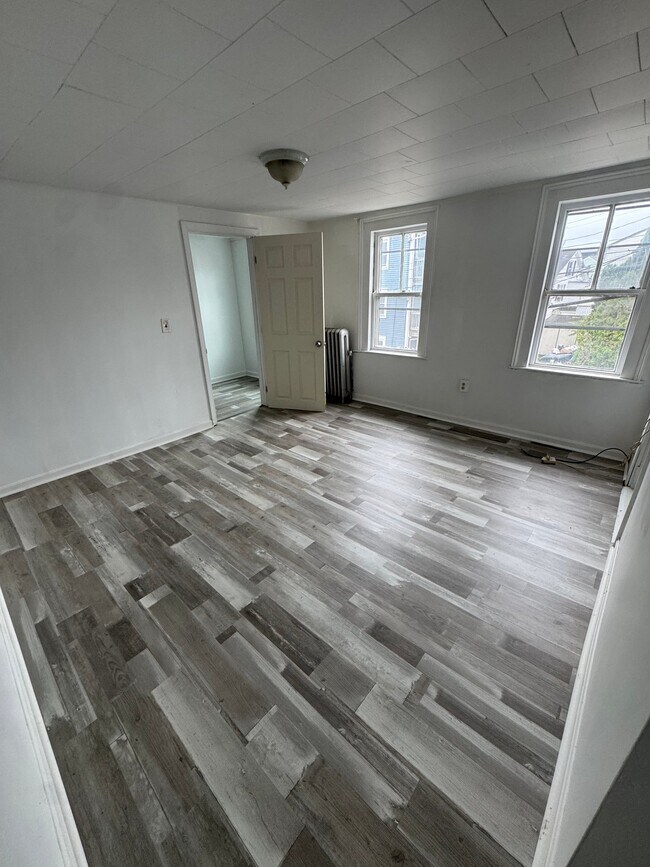 Building Photo - 11 Elm St