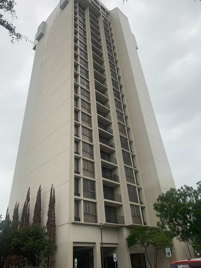 Building Photo - AMAZING STUDIO APARTMENT Near Medical Center w/ COMMUNITY POOL!