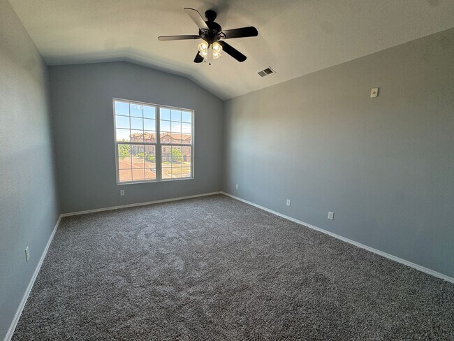 Building Photo - Move-In Ready Top-Floor Condo with New Flooring & Fresh Paint