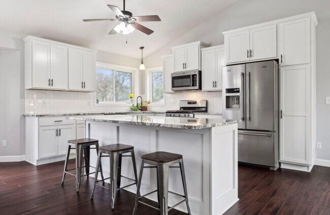 Building Photo - Beautiful Remodeled 5 Bedroom