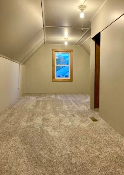 Building Photo - 630 W 7th Ave