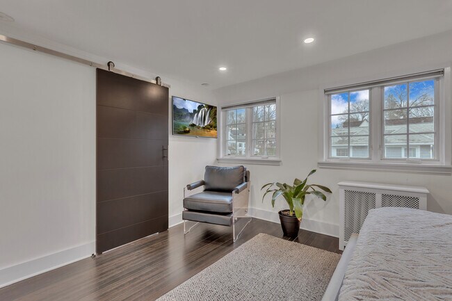 Building Photo - 42 Tanglewylde Ave